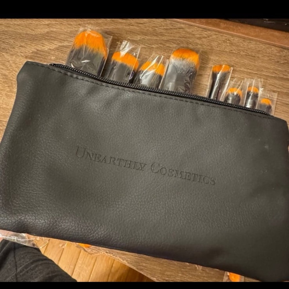 Unearthly cosmetics 8 piece brush set orange and black eye and face brush set